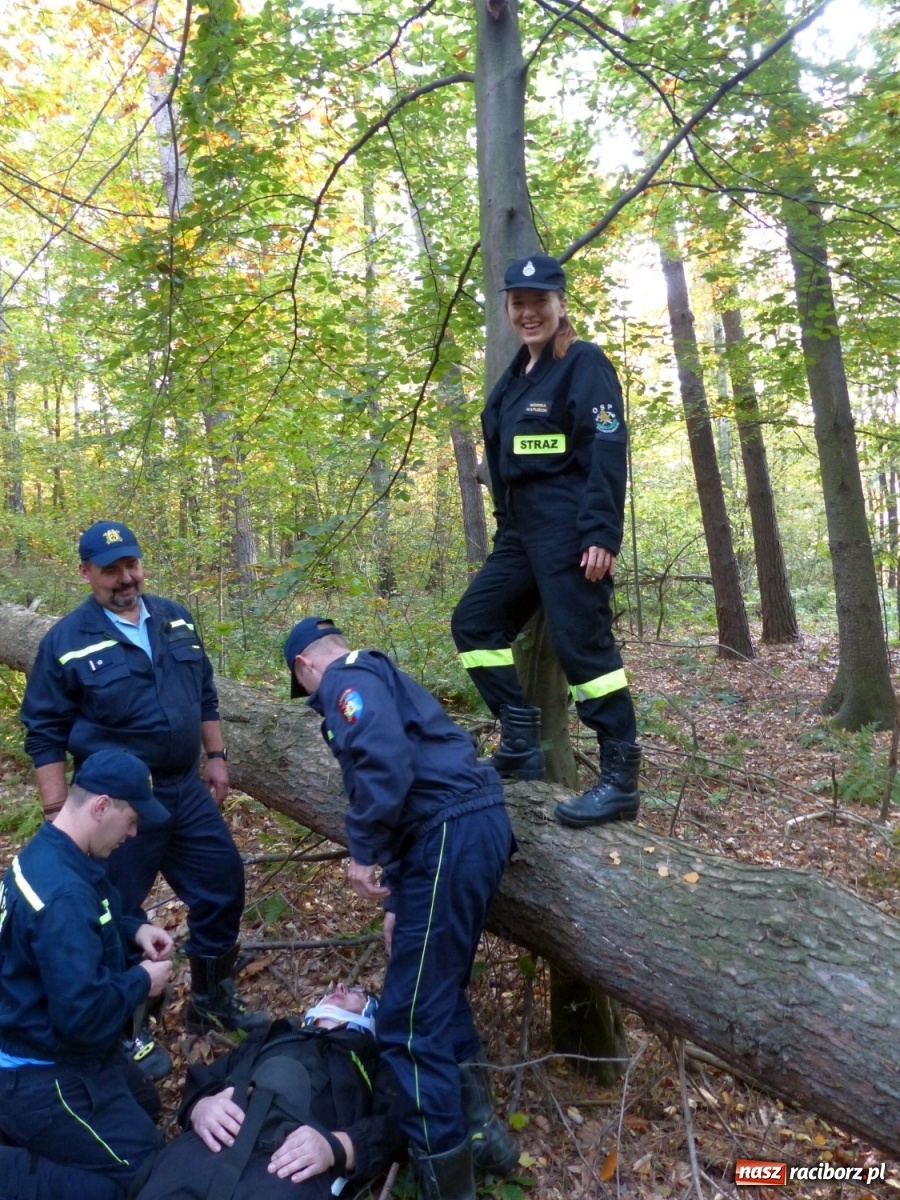 Zdjęcie w galerii na portalu naszraciborz.pl: Ponad dwudziestu strażaków poszukiwało dziś dwóch rannych grzybiarzy  wiadomości z regionu