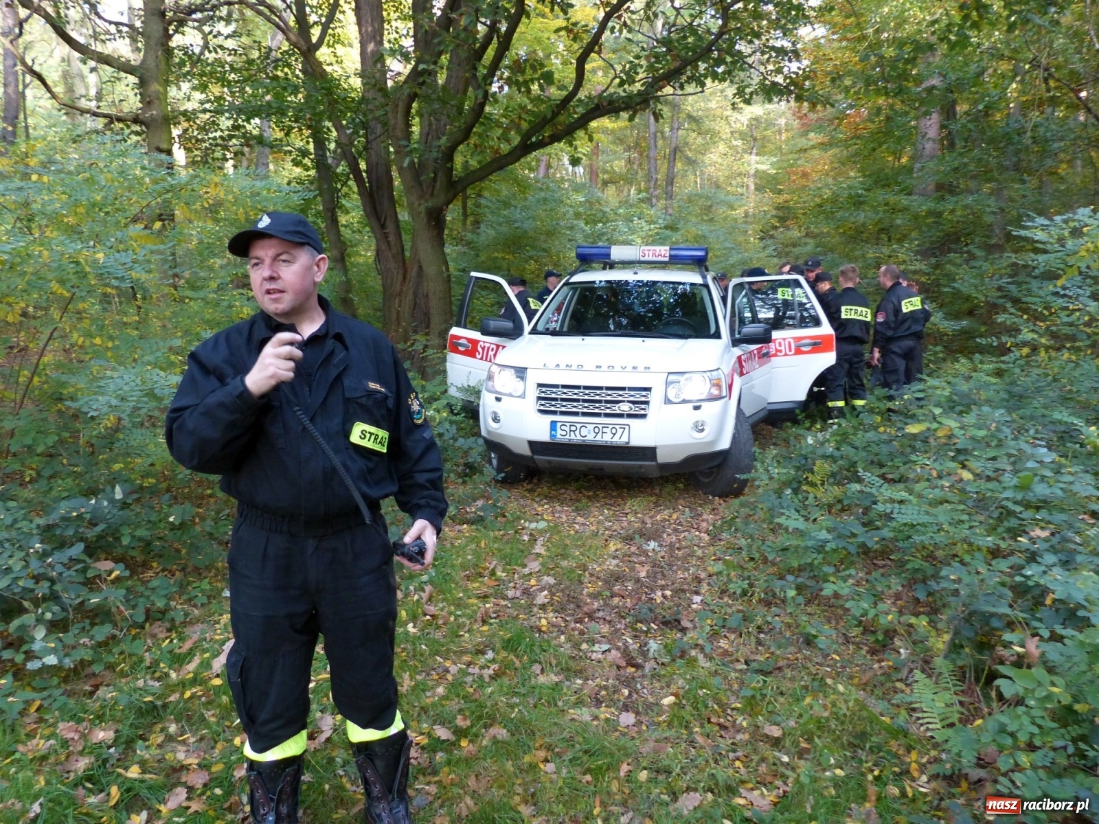 Zdjęcie w galerii na portalu naszraciborz.pl: Ponad dwudziestu strażaków poszukiwało dziś dwóch rannych grzybiarzy  wiadomości z regionu