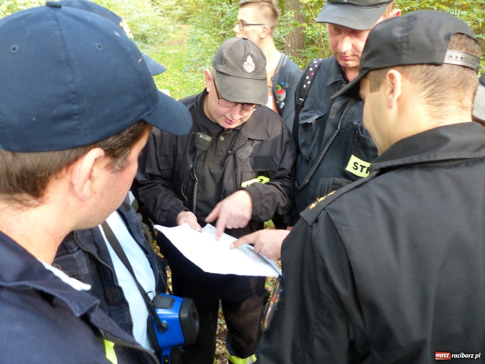 Zdjęcie w galerii na portalu naszraciborz.pl: Ponad dwudziestu strażaków poszukiwało dziś dwóch rannych grzybiarzy  wiadomości z regionu