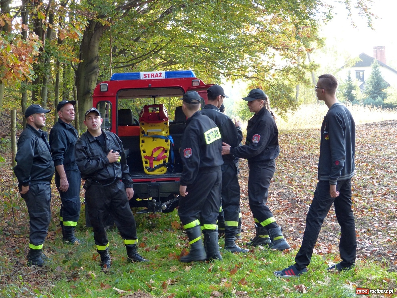 Zdjęcie w galerii na portalu naszraciborz.pl: Ponad dwudziestu strażaków poszukiwało dziś dwóch rannych grzybiarzy  wiadomości z regionu