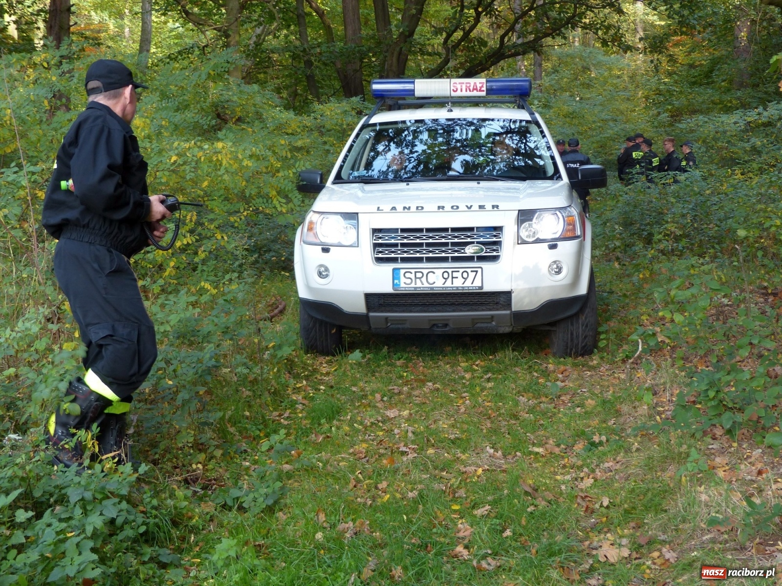 Zdjęcie w galerii na portalu naszraciborz.pl: Ponad dwudziestu strażaków poszukiwało dziś dwóch rannych grzybiarzy  wiadomości z regionu