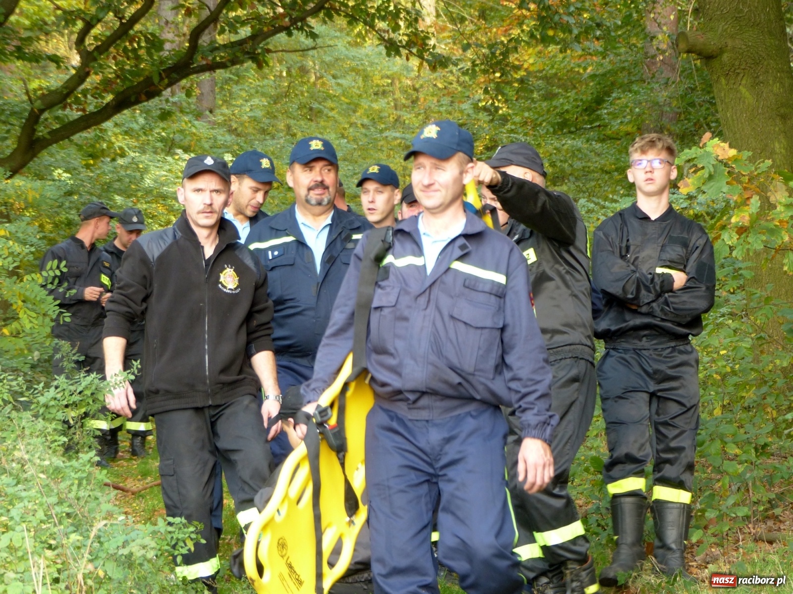 Zdjęcie w galerii na portalu naszraciborz.pl: Ponad dwudziestu strażaków poszukiwało dziś dwóch rannych grzybiarzy  wiadomości z regionu