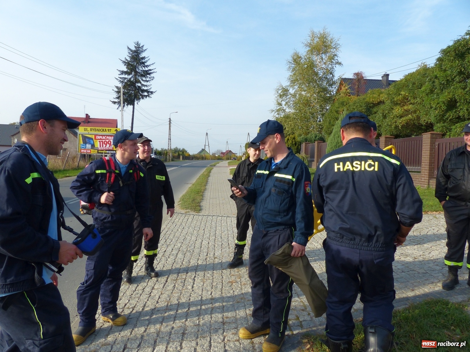 Zdjęcie w galerii na portalu naszraciborz.pl: Ponad dwudziestu strażaków poszukiwało dziś dwóch rannych grzybiarzy  wiadomości z regionu