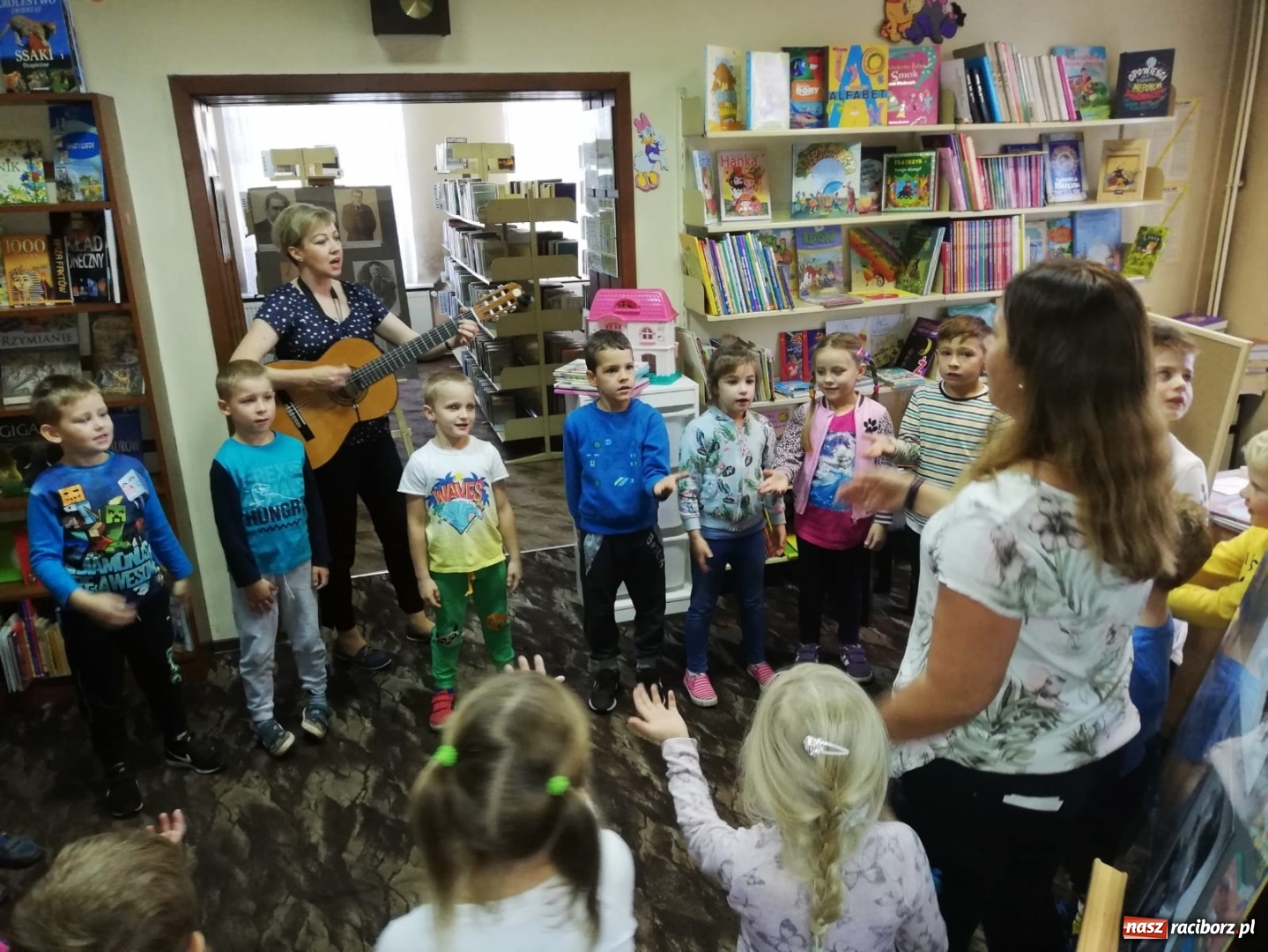 Zdjęcie w galerii na portalu naszraciborz.pl: Biedroneczki i Misie gościły w rudzkiej bibliotece wiadomości z regionu