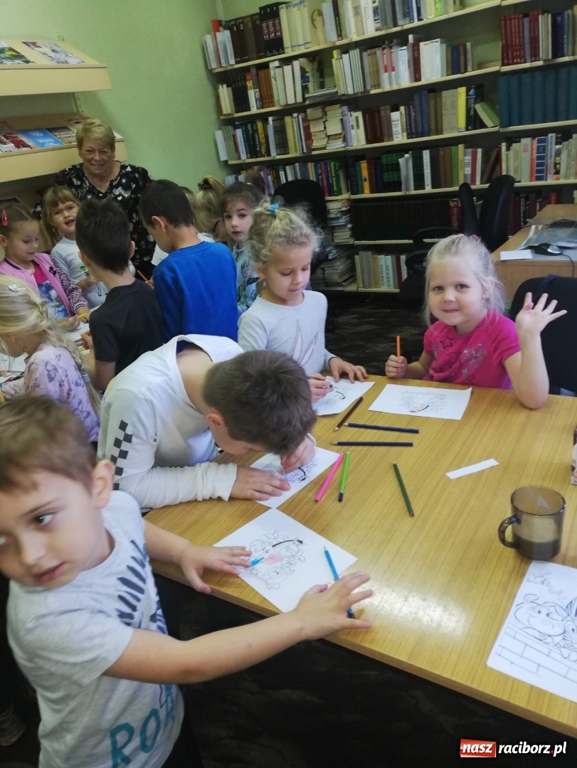 Zdjęcie w galerii na portalu naszraciborz.pl: Biedroneczki i Misie gościły w rudzkiej bibliotece wiadomości z regionu