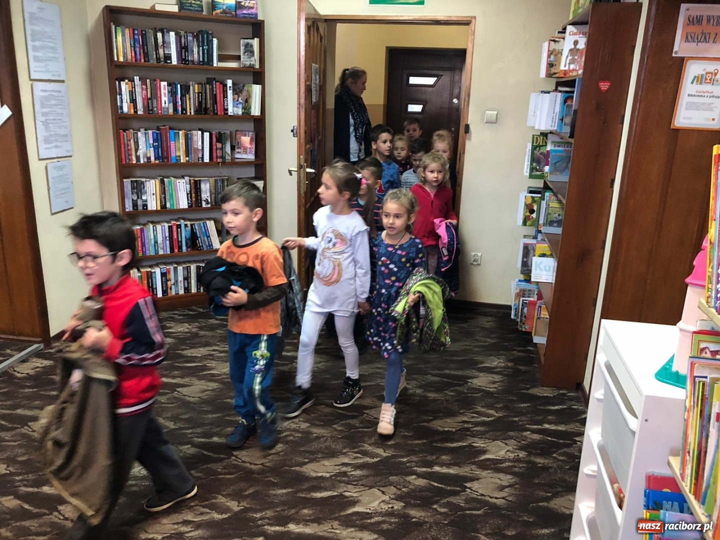 Zdjęcie w galerii na portalu naszraciborz.pl: Biedroneczki i Misie gościły w rudzkiej bibliotece wiadomości z regionu