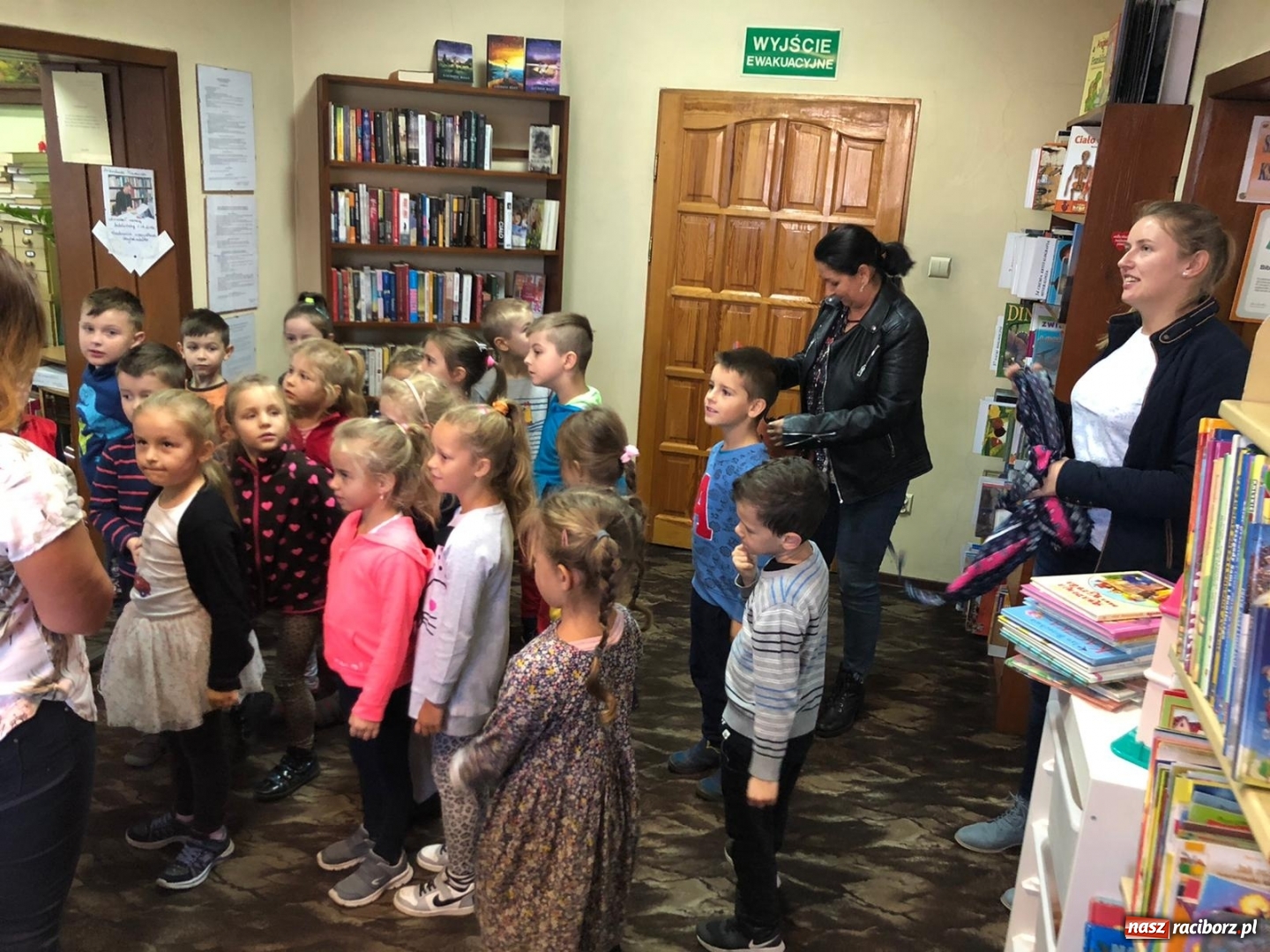 Zdjęcie w galerii na portalu naszraciborz.pl: Biedroneczki i Misie gościły w rudzkiej bibliotece wiadomości z regionu