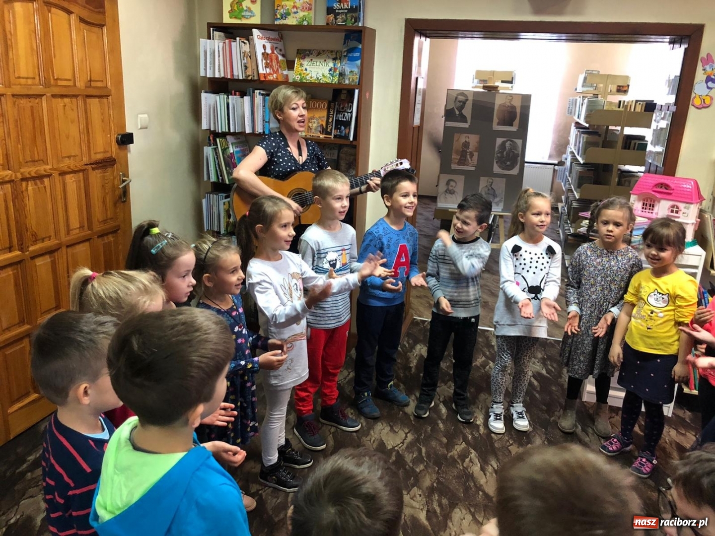 Zdjęcie w galerii na portalu naszraciborz.pl: Biedroneczki i Misie gościły w rudzkiej bibliotece wiadomości z regionu