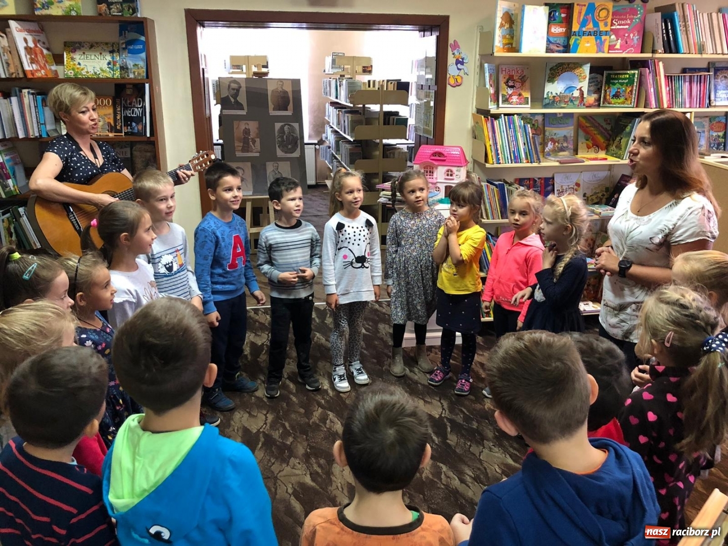 Zdjęcie w galerii na portalu naszraciborz.pl: Biedroneczki i Misie gościły w rudzkiej bibliotece wiadomości z regionu