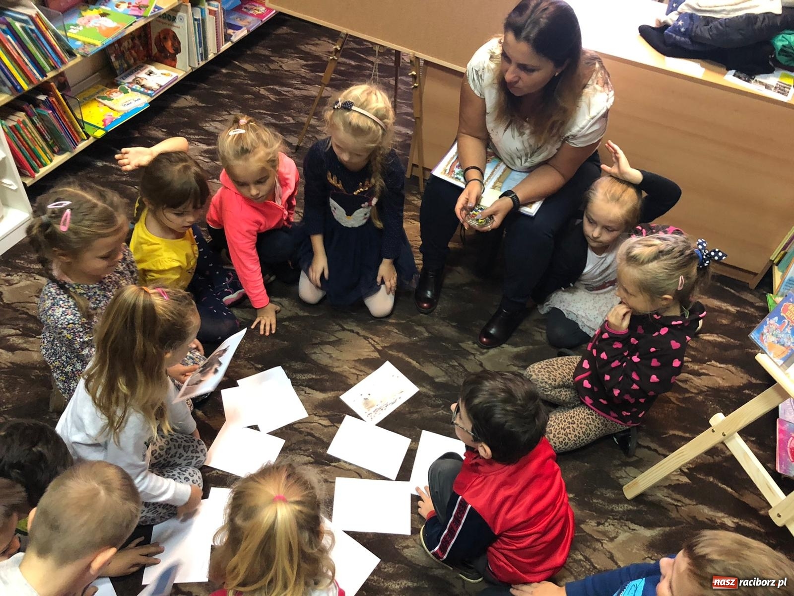 Zdjęcie w galerii na portalu naszraciborz.pl: Biedroneczki i Misie gościły w rudzkiej bibliotece wiadomości z regionu