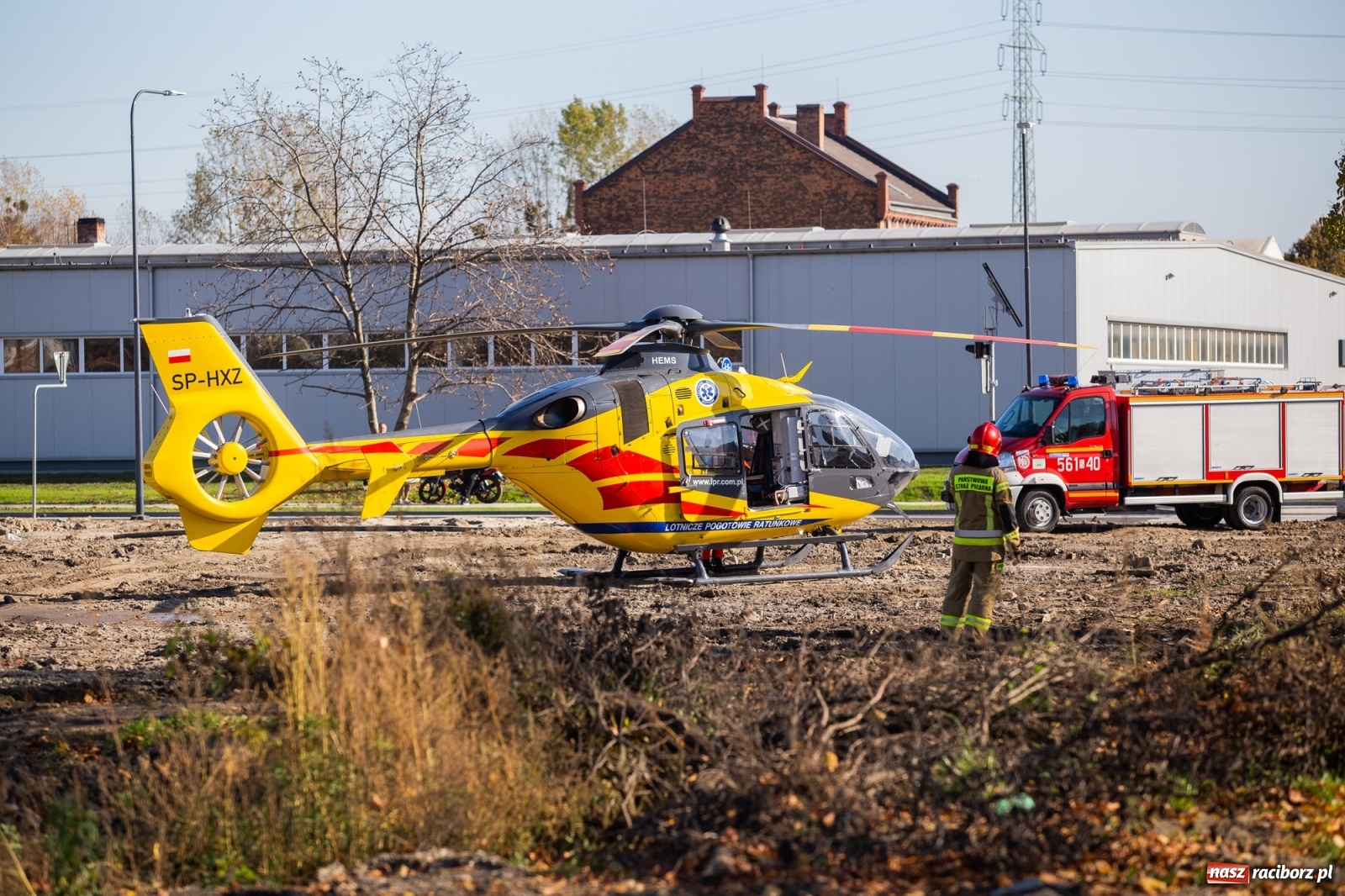 Zdjęcie w galerii na portalu naszraciborz.pl: Śmigłowiec LPR lądował na Łąkowej. Powodem próba samobójcza [FOTO i WIDEO] wiadomości z regionu