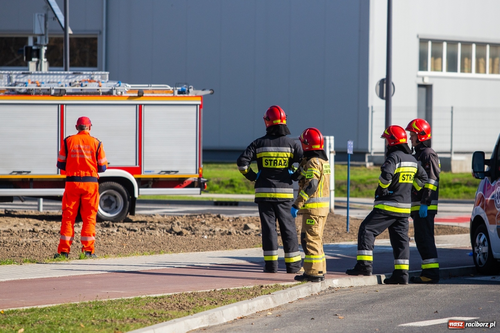 Zdjęcie w galerii na portalu naszraciborz.pl: Śmigłowiec LPR lądował na Łąkowej. Powodem próba samobójcza [FOTO i WIDEO] wiadomości z regionu
