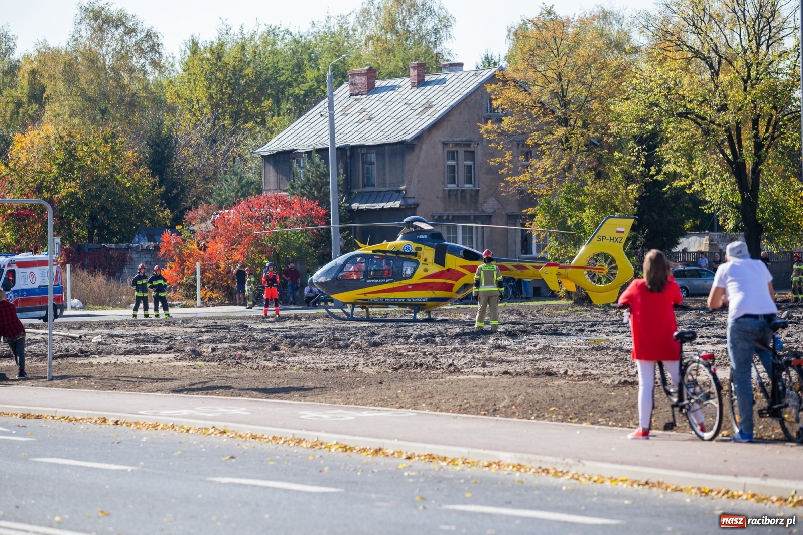 Zdjęcie w galerii na portalu naszraciborz.pl: Śmigłowiec LPR lądował na Łąkowej. Powodem próba samobójcza [FOTO i WIDEO] wiadomości z regionu