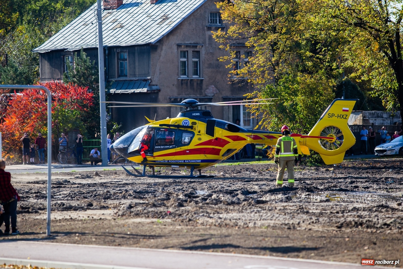 Zdjęcie w galerii na portalu naszraciborz.pl: Śmigłowiec LPR lądował na Łąkowej. Powodem próba samobójcza [FOTO i WIDEO] wiadomości z regionu