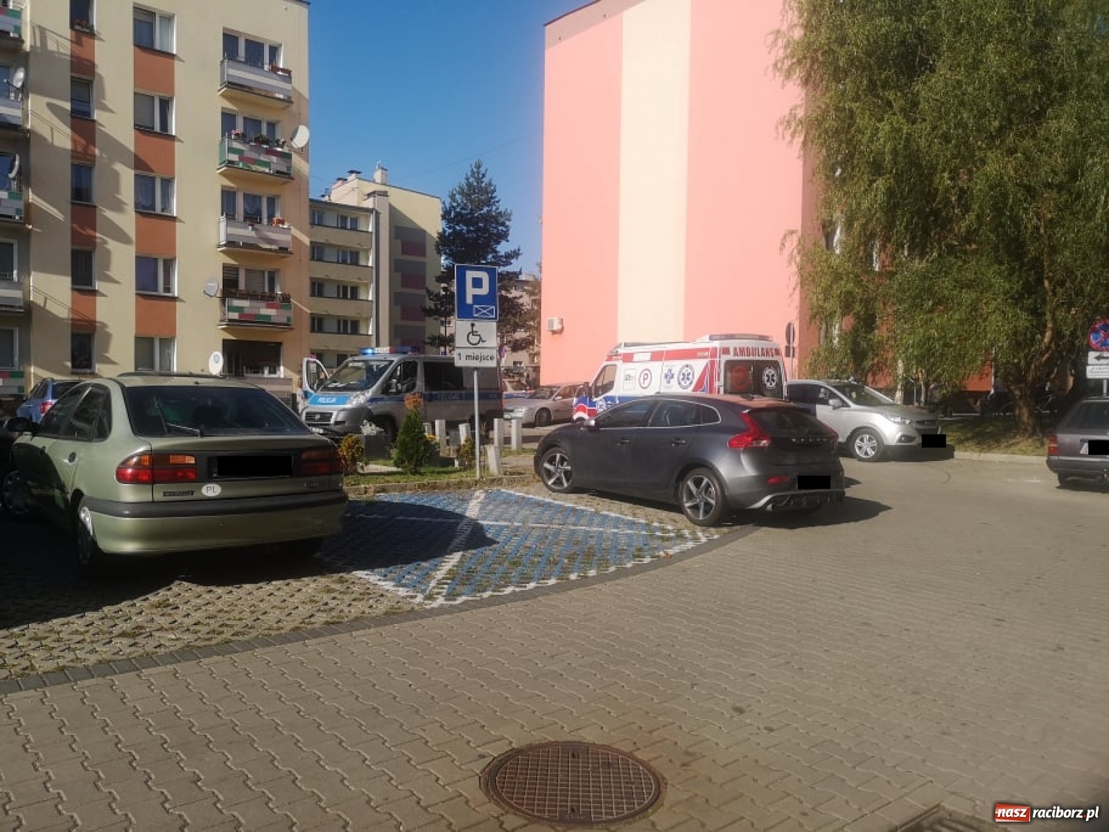 Zdjęcie w galerii na portalu naszraciborz.pl: Śmigłowiec LPR lądował na Łąkowej. Powodem próba samobójcza [FOTO i WIDEO] wiadomości z regionu