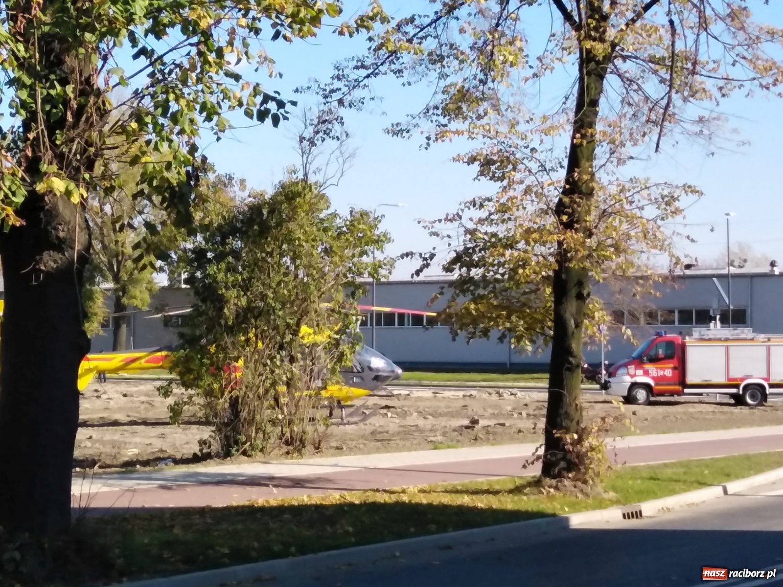 Zdjęcie w galerii na portalu naszraciborz.pl: Śmigłowiec LPR lądował na Łąkowej. Powodem próba samobójcza [FOTO i WIDEO] wiadomości z regionu