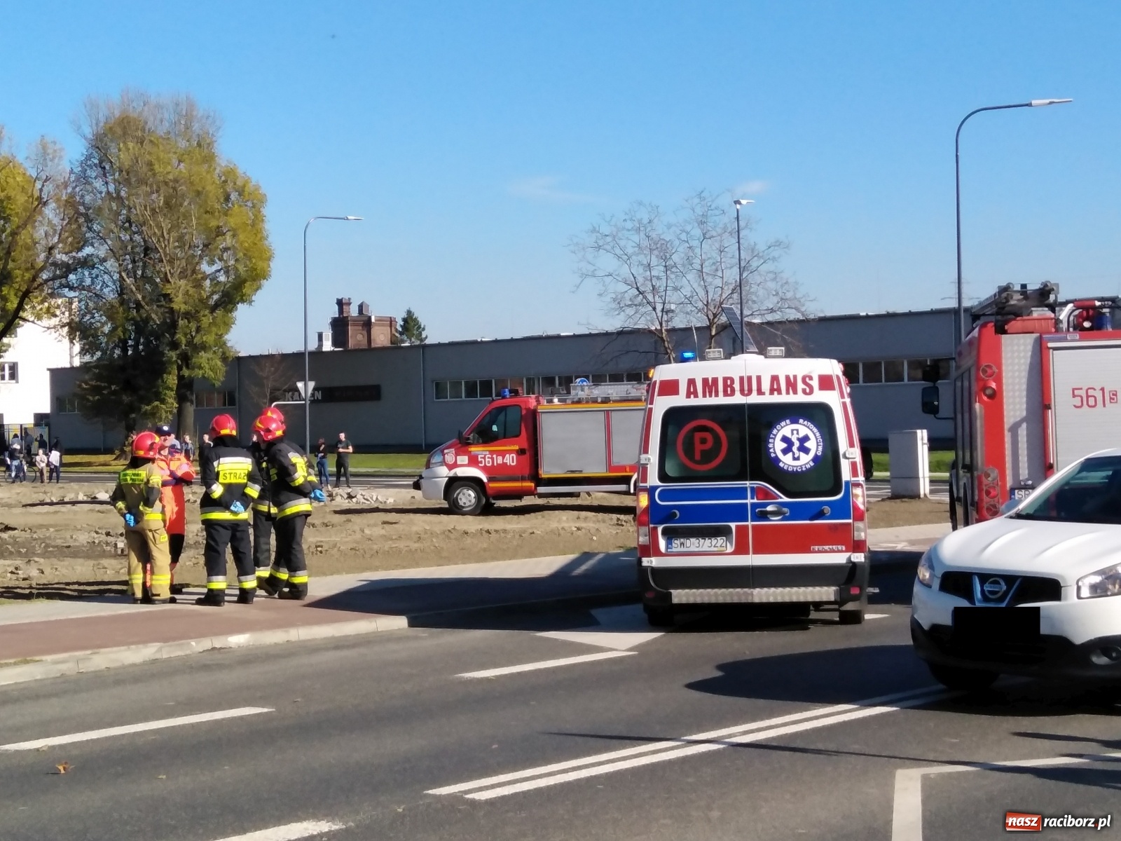 Zdjęcie w galerii na portalu naszraciborz.pl: Śmigłowiec LPR lądował na Łąkowej. Powodem próba samobójcza [FOTO i WIDEO] wiadomości z regionu