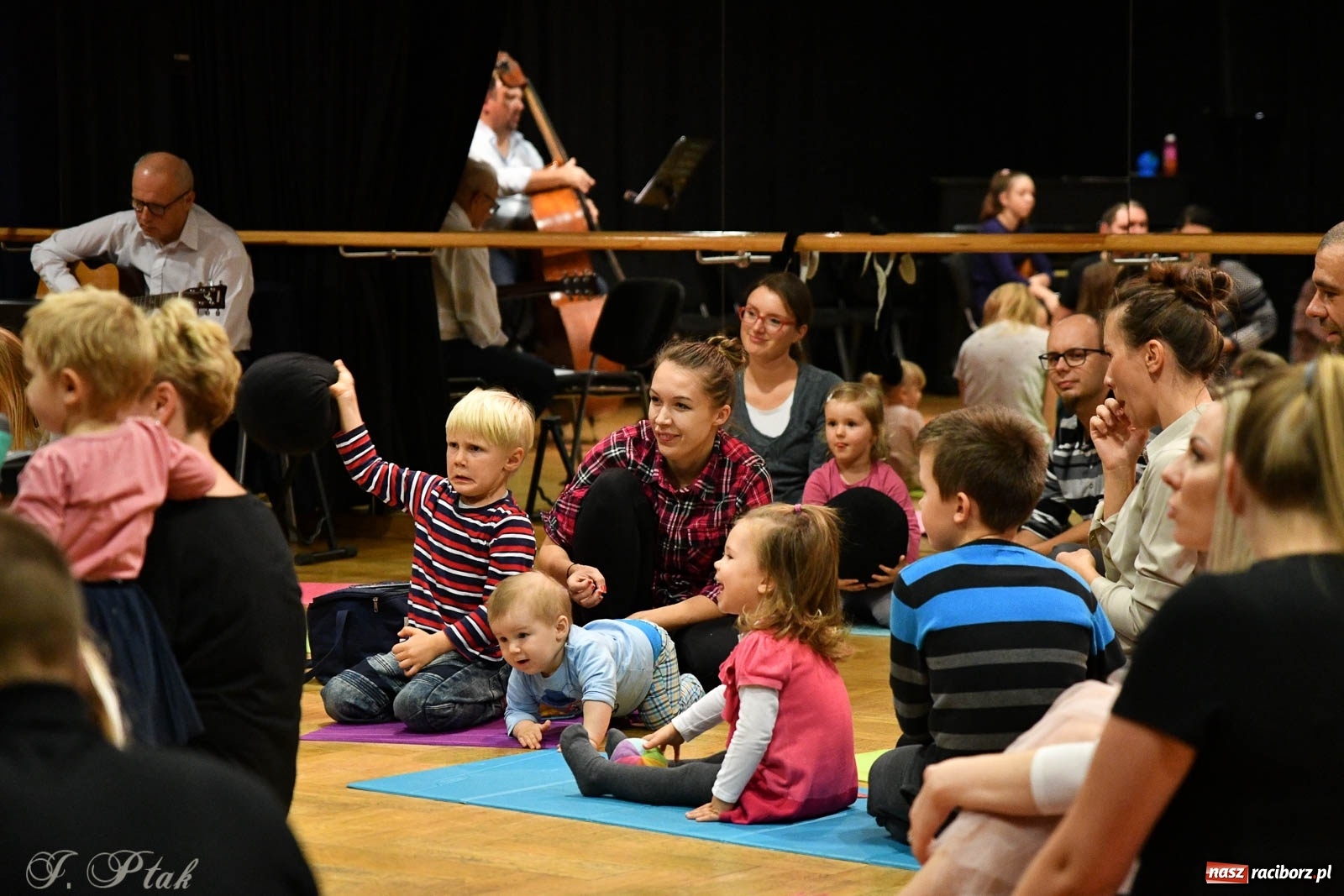 Zdjęcie w galerii na portalu naszraciborz.pl: Maluchy w krainie dźwięku. Popołudniowe spotkania z muzyką wróciły do RCK wiadomości z regionu