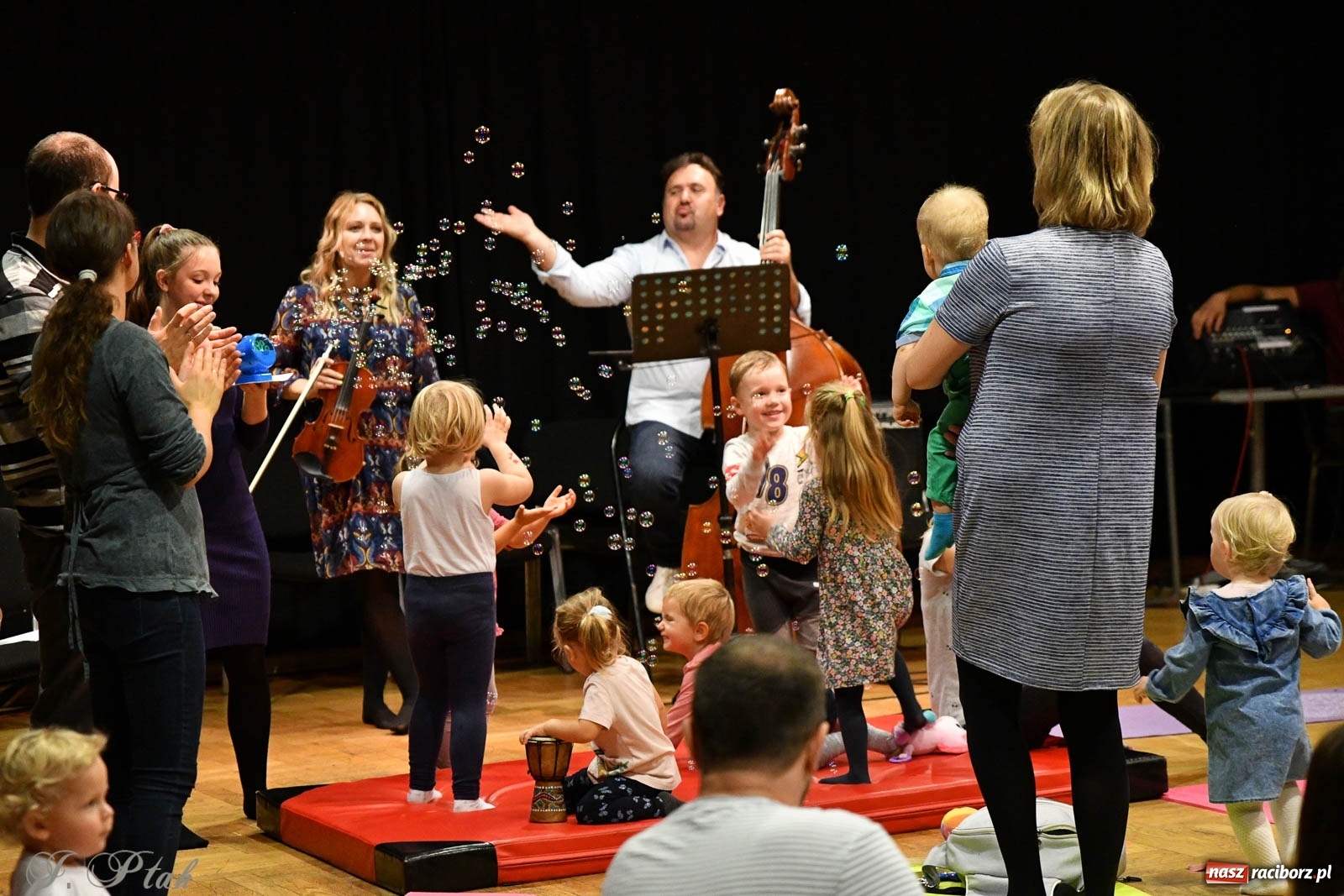 Zdjęcie w galerii na portalu naszraciborz.pl: Maluchy w krainie dźwięku. Popołudniowe spotkania z muzyką wróciły do RCK wiadomości z regionu
