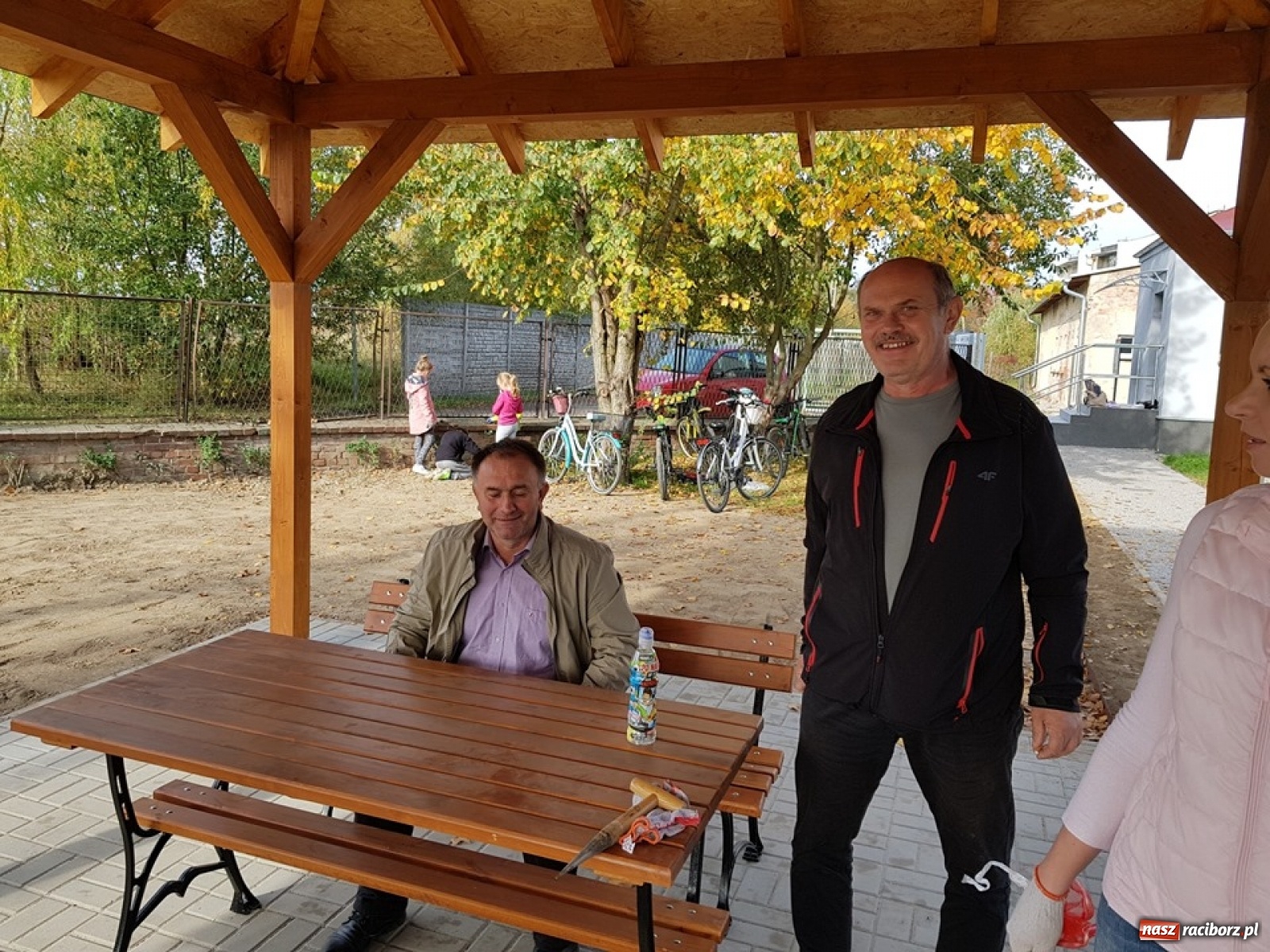 Zdjęcie w galerii na portalu naszraciborz.pl: Wokół krzanowickiej Izby Regionalnej zakwitną żonkile wiadomości z regionu