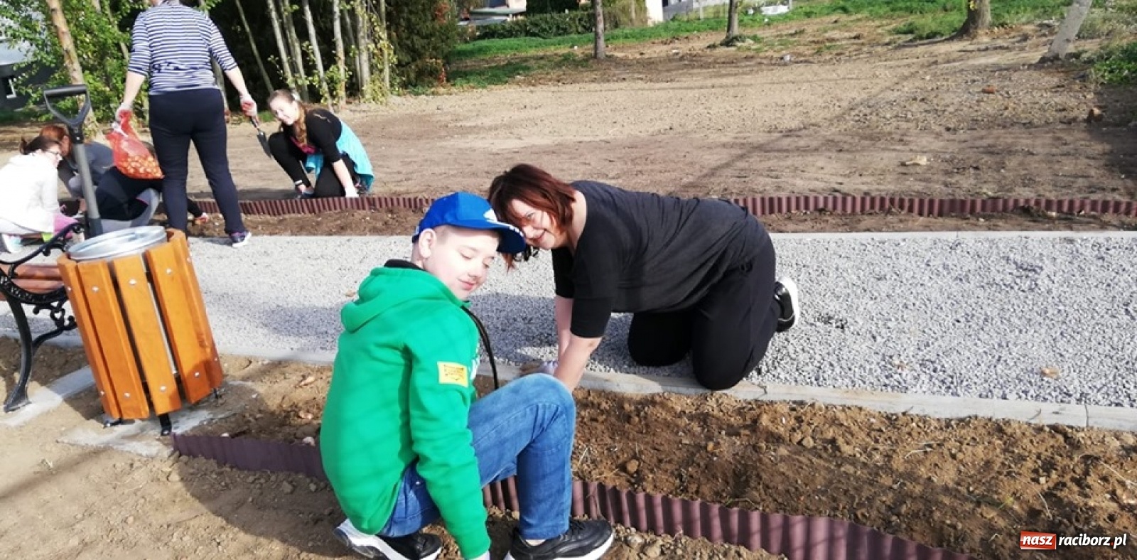 Zdjęcie w galerii na portalu naszraciborz.pl: Wokół krzanowickiej Izby Regionalnej zakwitną żonkile wiadomości z regionu