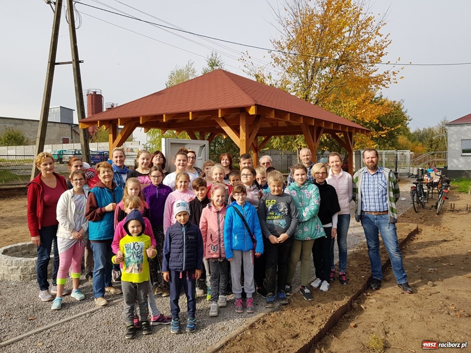 Zdjęcie w galerii na portalu naszraciborz.pl: Wokół krzanowickiej Izby Regionalnej zakwitną żonkile wiadomości z regionu