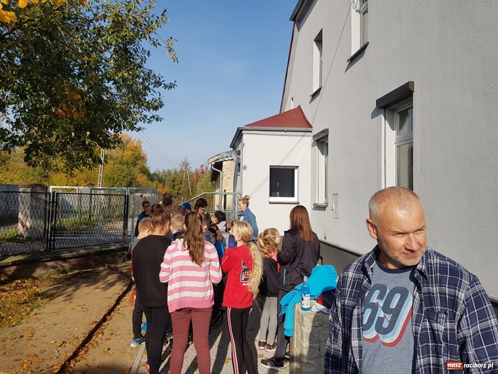 Zdjęcie w galerii na portalu naszraciborz.pl: Wokół krzanowickiej Izby Regionalnej zakwitną żonkile wiadomości z regionu