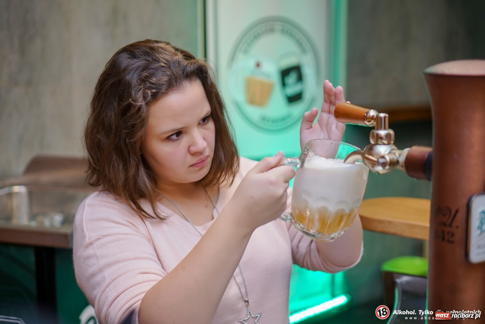 Zdjęcie w galerii na portalu naszraciborz.pl: Piwowar piwo warzy, barman je tworzy wiadomości z regionu