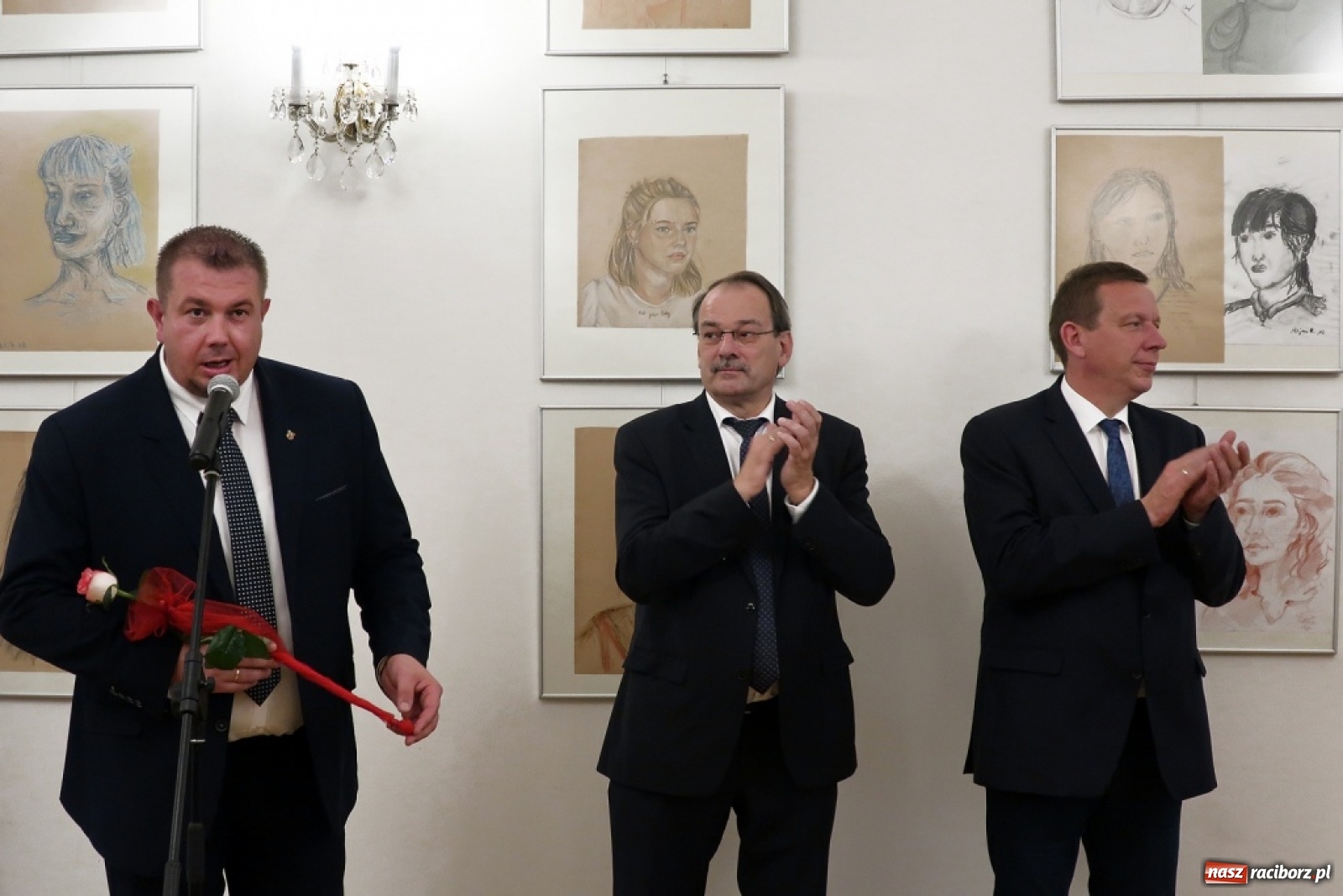 Zdjęcie w galerii na portalu naszraciborz.pl: Wizyta z partnerskich powiatów połączona z wernisażem na Zamku wiadomości z regionu