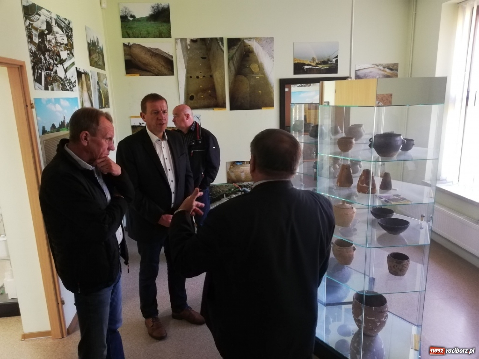 Zdjęcie w galerii na portalu naszraciborz.pl: Wizyta z partnerskich powiatów połączona z wernisażem na Zamku wiadomości z regionu