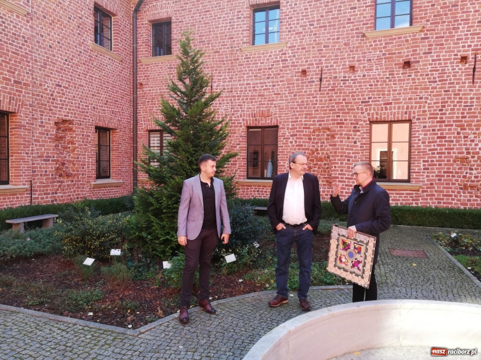 Zdjęcie w galerii na portalu naszraciborz.pl: Wizyta z partnerskich powiatów połączona z wernisażem na Zamku wiadomości z regionu