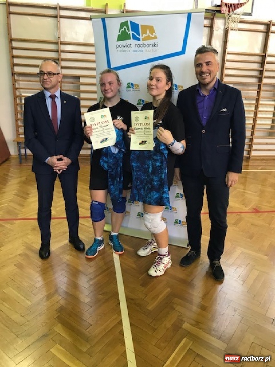 Zdjęcie w galerii na portalu naszraciborz.pl: Turniej dwójek siatkarskich dziewcząt w Ekonomiku wiadomości z regionu