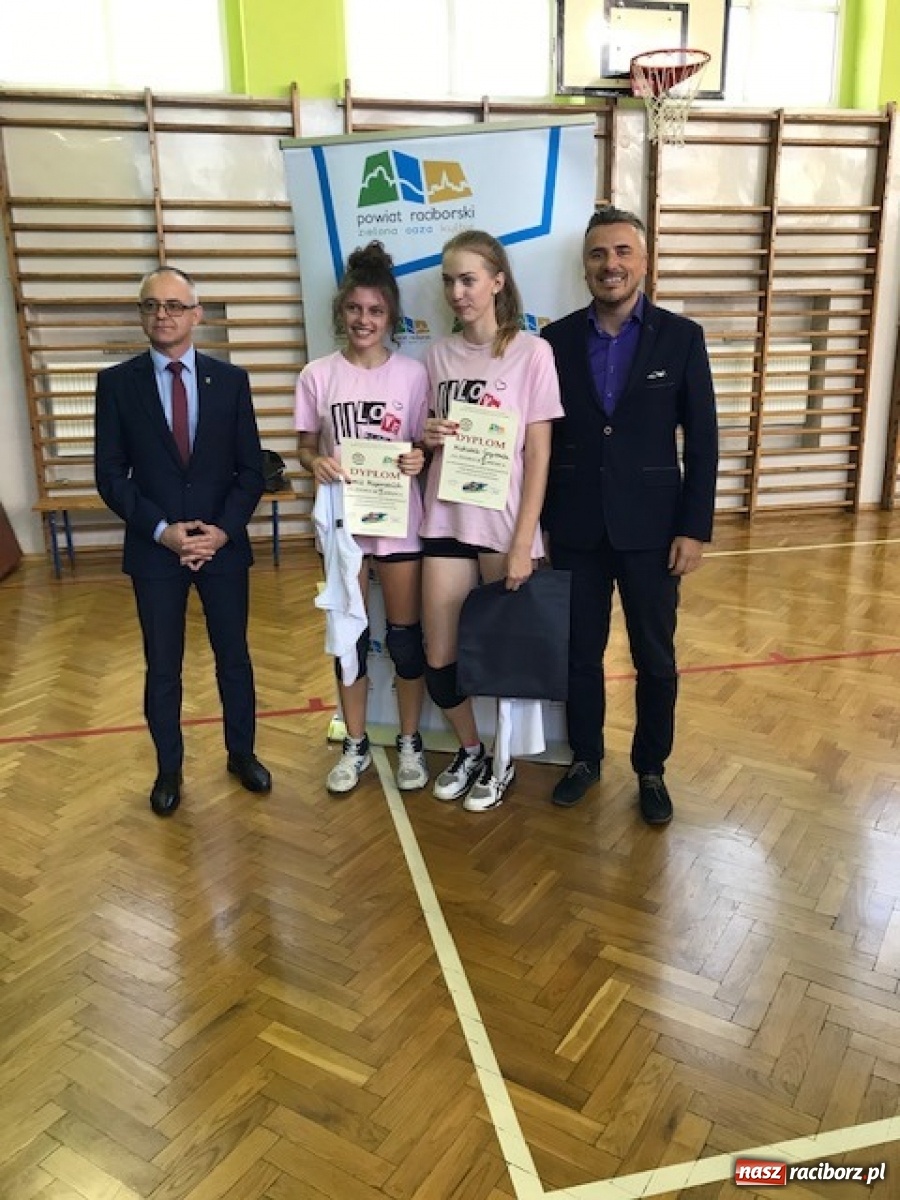 Zdjęcie w galerii na portalu naszraciborz.pl: Turniej dwójek siatkarskich dziewcząt w Ekonomiku wiadomości z regionu