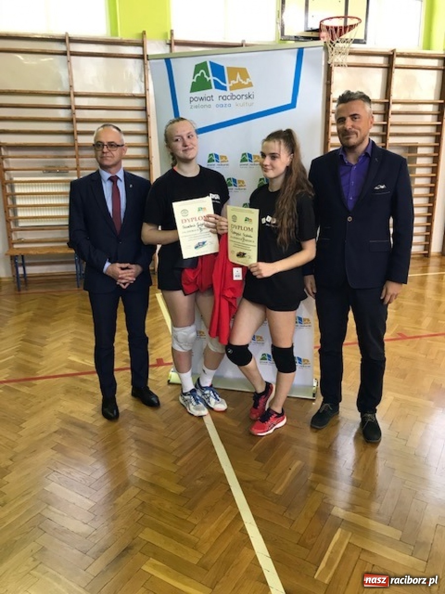 Zdjęcie w galerii na portalu naszraciborz.pl: Turniej dwójek siatkarskich dziewcząt w Ekonomiku wiadomości z regionu