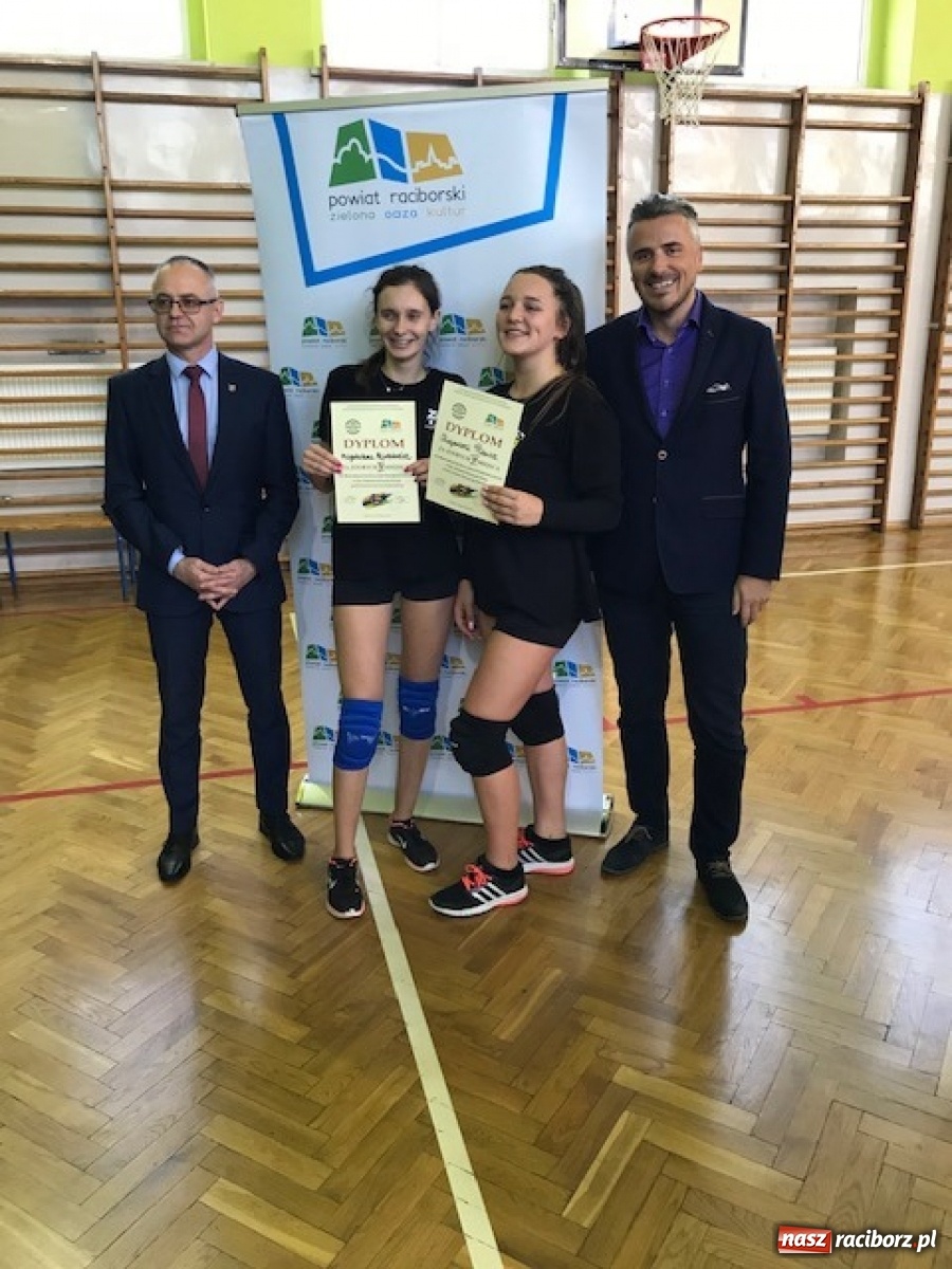 Zdjęcie w galerii na portalu naszraciborz.pl: Turniej dwójek siatkarskich dziewcząt w Ekonomiku wiadomości z regionu