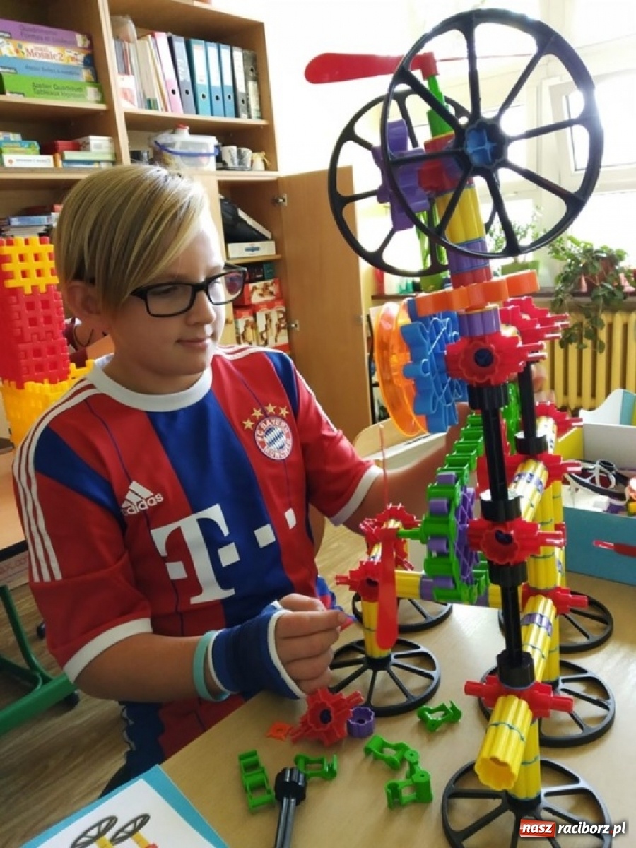 Zdjęcie w galerii na portalu naszraciborz.pl: Uczniowie ZSS odkrywają techniczne i naukowe zagadki wiadomości z regionu