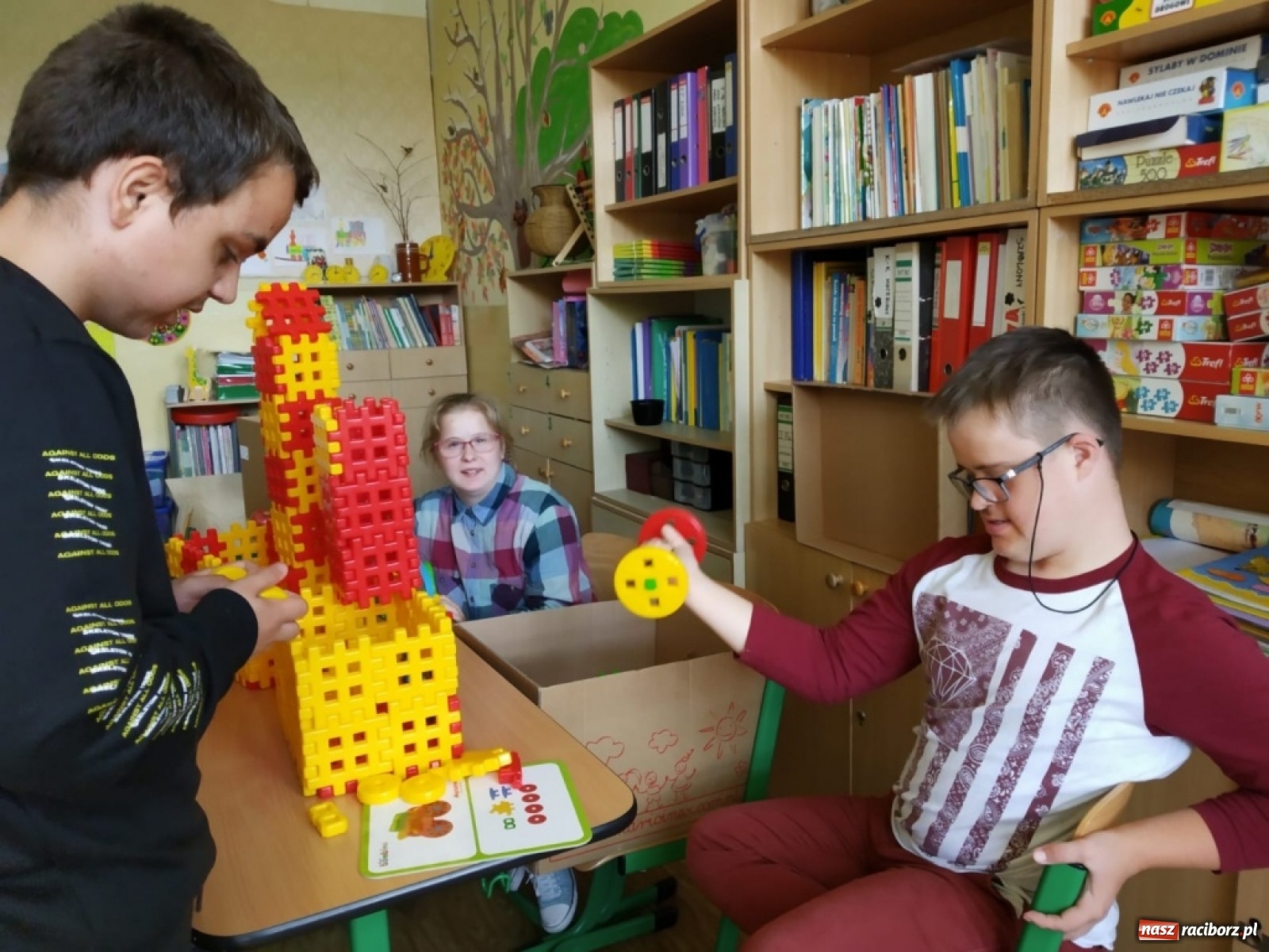 Zdjęcie w galerii na portalu naszraciborz.pl: Uczniowie ZSS odkrywają techniczne i naukowe zagadki wiadomości z regionu