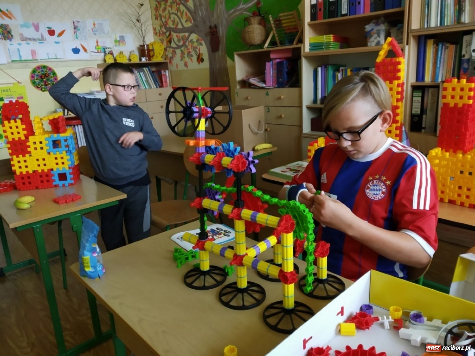 Zdjęcie w galerii na portalu naszraciborz.pl: Uczniowie ZSS odkrywają techniczne i naukowe zagadki wiadomości z regionu