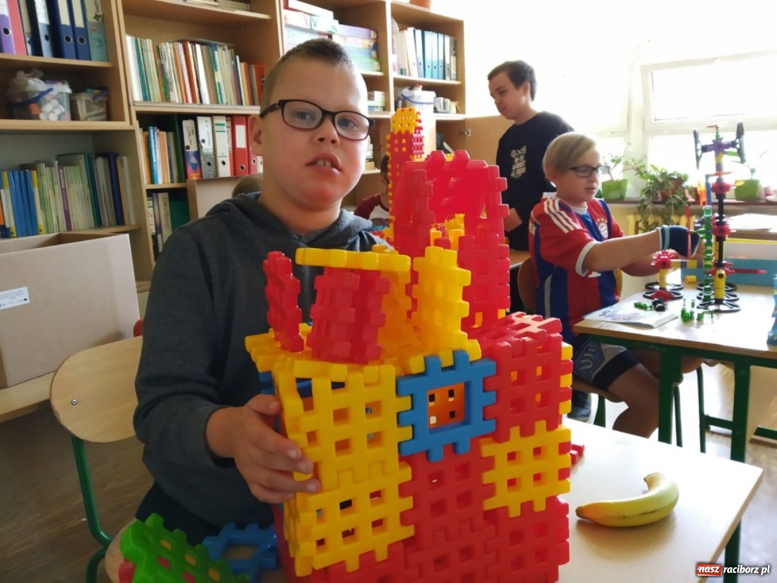 Zdjęcie w galerii na portalu naszraciborz.pl: Uczniowie ZSS odkrywają techniczne i naukowe zagadki wiadomości z regionu