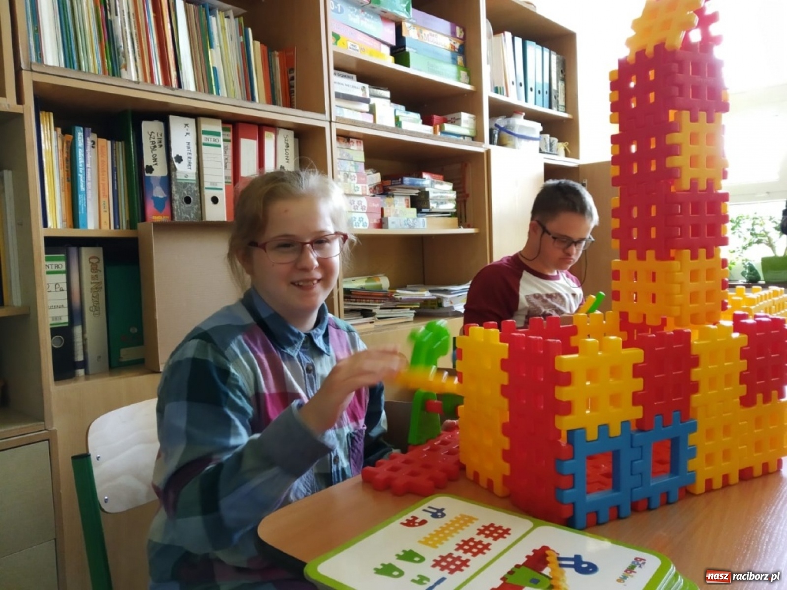 Zdjęcie w galerii na portalu naszraciborz.pl: Uczniowie ZSS odkrywają techniczne i naukowe zagadki wiadomości z regionu