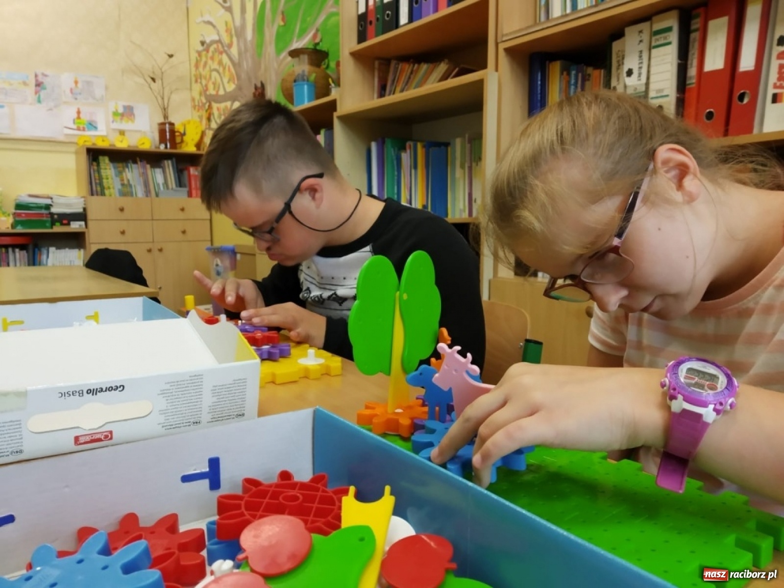 Zdjęcie w galerii na portalu naszraciborz.pl: Uczniowie ZSS odkrywają techniczne i naukowe zagadki wiadomości z regionu