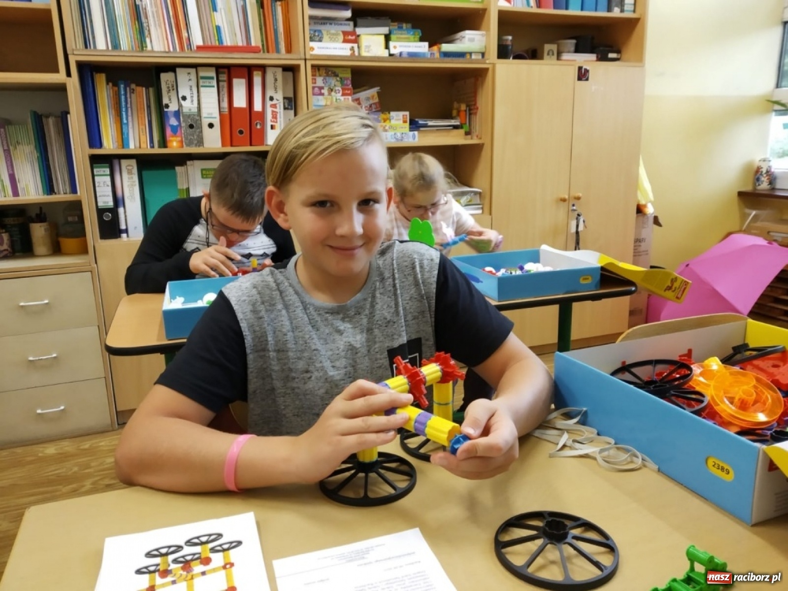 Zdjęcie w galerii na portalu naszraciborz.pl: Uczniowie ZSS odkrywają techniczne i naukowe zagadki wiadomości z regionu