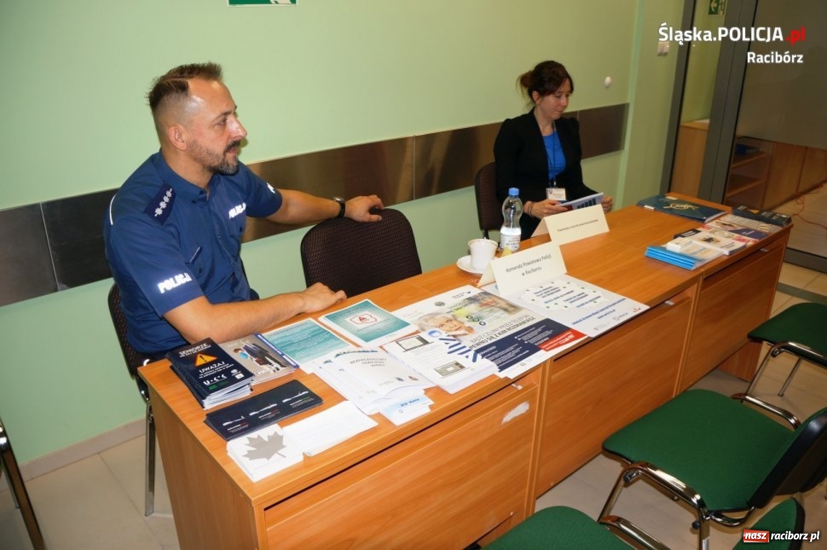 Zdjęcie w galerii na portalu naszraciborz.pl: Stoisko policji w raciborskim ZUS-ie  wiadomości z regionu