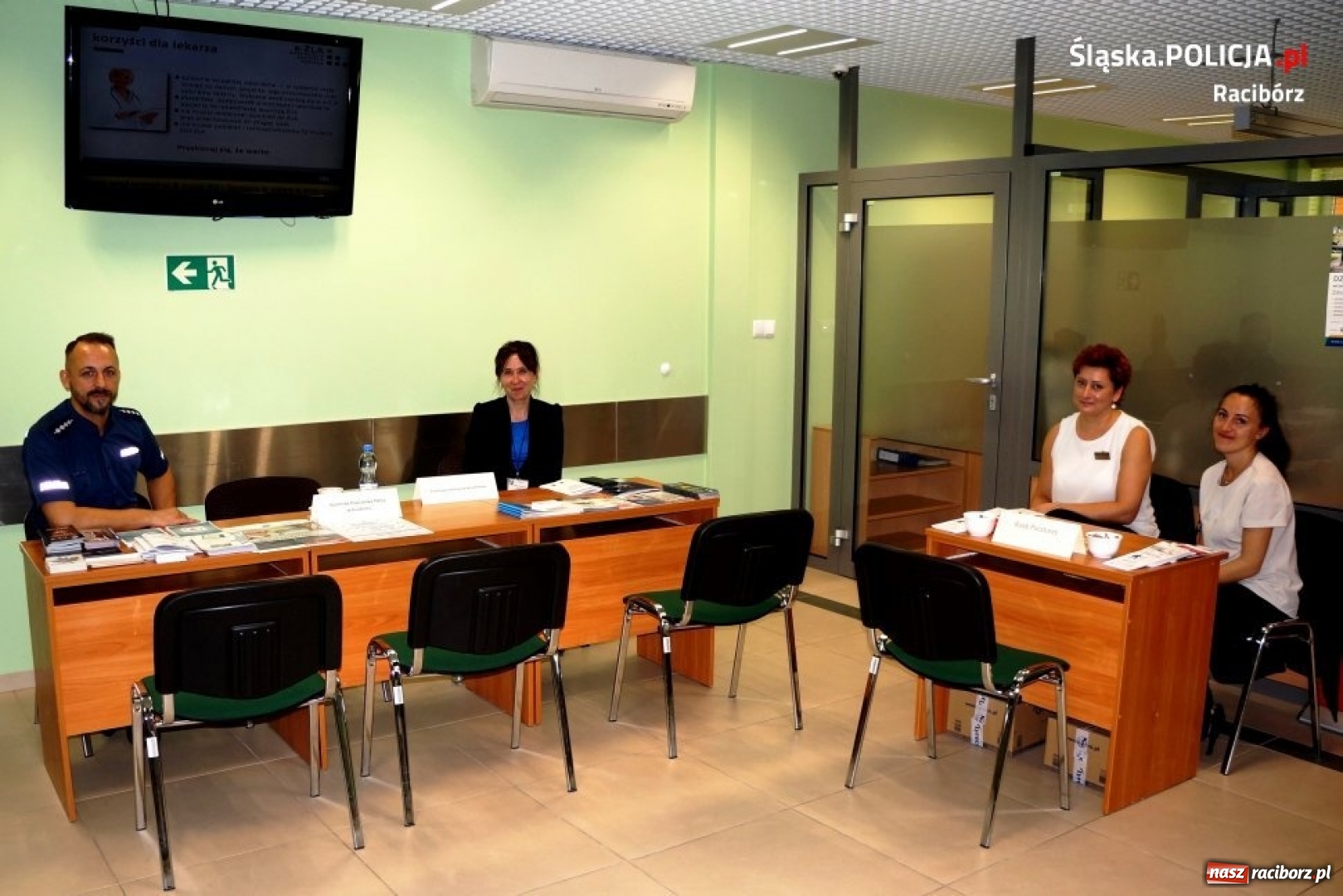 Zdjęcie w galerii na portalu naszraciborz.pl: Stoisko policji w raciborskim ZUS-ie  wiadomości z regionu