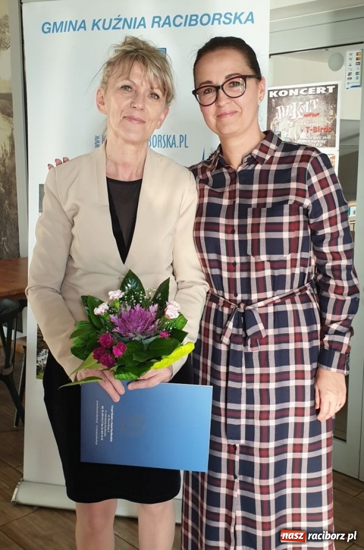 Zdjęcie w galerii na portalu naszraciborz.pl: Władze Kuźni Raciborskiej doceniły pedagogów wiadomości z regionu
