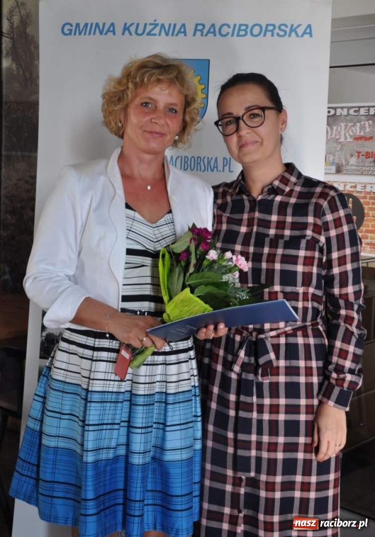 Zdjęcie w galerii na portalu naszraciborz.pl: Władze Kuźni Raciborskiej doceniły pedagogów wiadomości z regionu