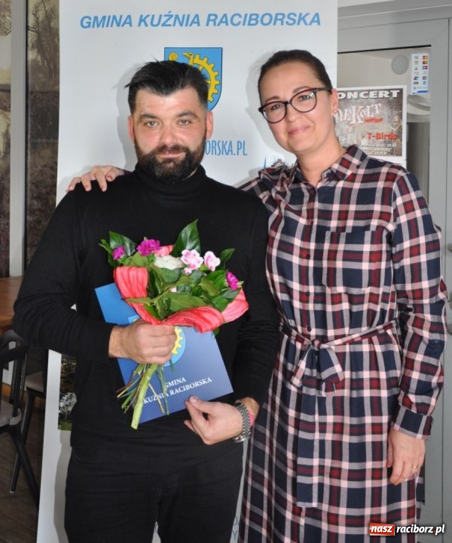 Zdjęcie w galerii na portalu naszraciborz.pl: Władze Kuźni Raciborskiej doceniły pedagogów wiadomości z regionu