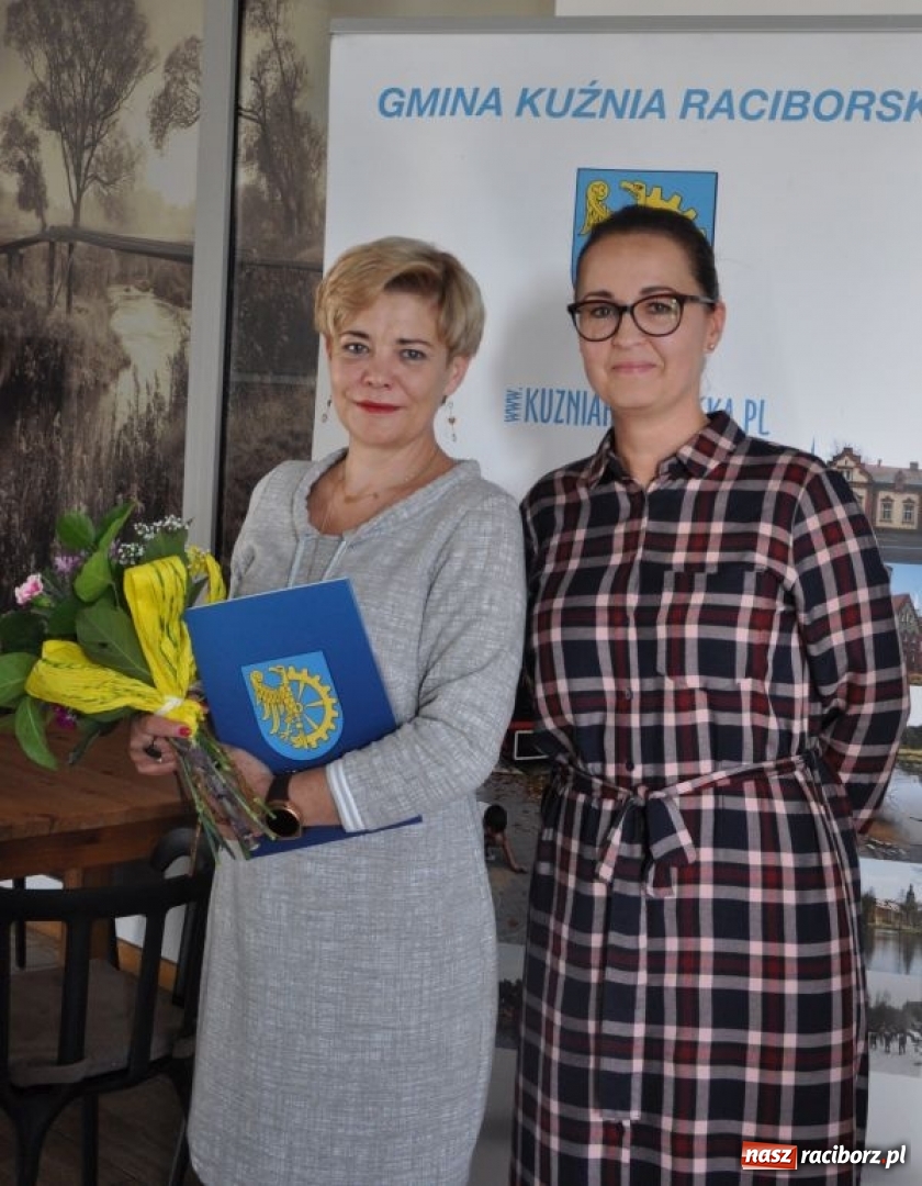Zdjęcie w galerii na portalu naszraciborz.pl: Władze Kuźni Raciborskiej doceniły pedagogów wiadomości z regionu