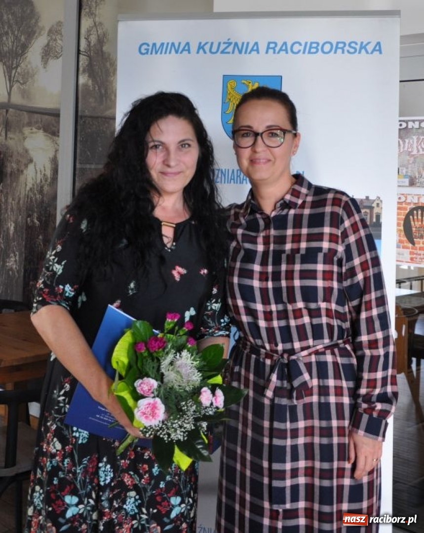Zdjęcie w galerii na portalu naszraciborz.pl: Władze Kuźni Raciborskiej doceniły pedagogów wiadomości z regionu