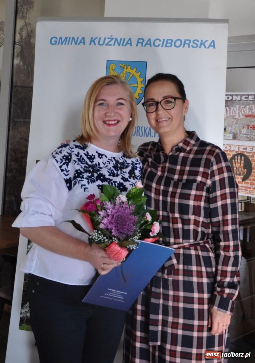 Zdjęcie w galerii na portalu naszraciborz.pl: Władze Kuźni Raciborskiej doceniły pedagogów wiadomości z regionu